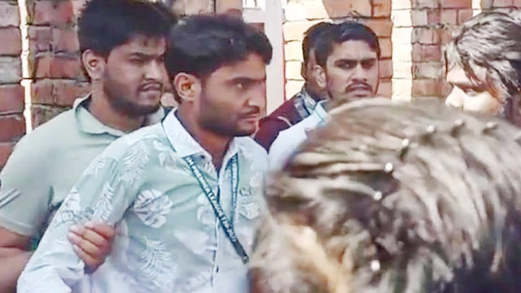 সিলেটে কালোবাজারে বিপিএলের টিকিট বিক্রি, স্বেচ্ছাসেবীর কার্ডধারীসহ দুজন আটক