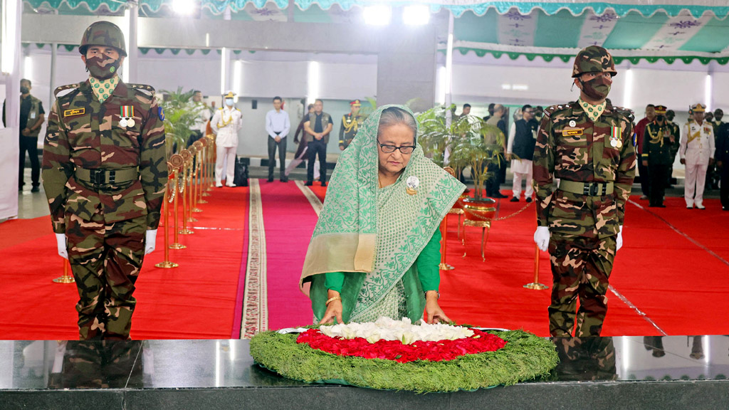 বঙ্গবন্ধুর প্রতিকৃতিতে প্রধানমন্ত্রীর শ্রদ্ধা