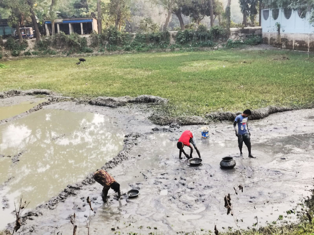 মাছ ধরার আনন্দে মেতেছে কিশোরেরা। রায়পুরা, নরসিংদী, ১৩ ডিসেম্বর, ২০২২। ছবি: মো. হারুনুর রশিদ