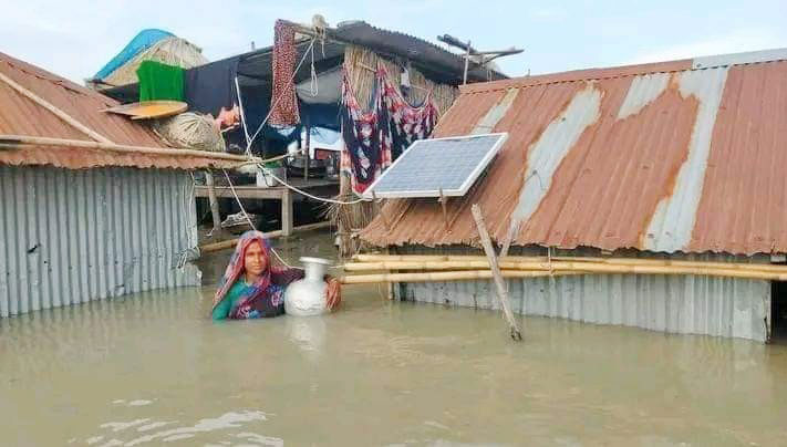 বৃষ্টিতে পাটকেলঘাটার অধিকাংশ এলাকা পানিতে তলিয়ে গেছে। স্থায়ী জলাবদ্ধতায় রূপ নিয়েছে কোনো কোনো এলাকা। তবে চারপাশে পানির অভাব না থাকলেও খাবার পানির সংকট। এক নারীকে বিশুদ্ধ পানির খোঁজে যেতে দেখা যাচ্ছে। খলিষখালীর হরিণ খোলা এলাকা থেকে তোলা, সাতক্ষীরা, ৩০ সেপ্টেম্বর ২০২৪। ছবি: মুজিবুর রহমান