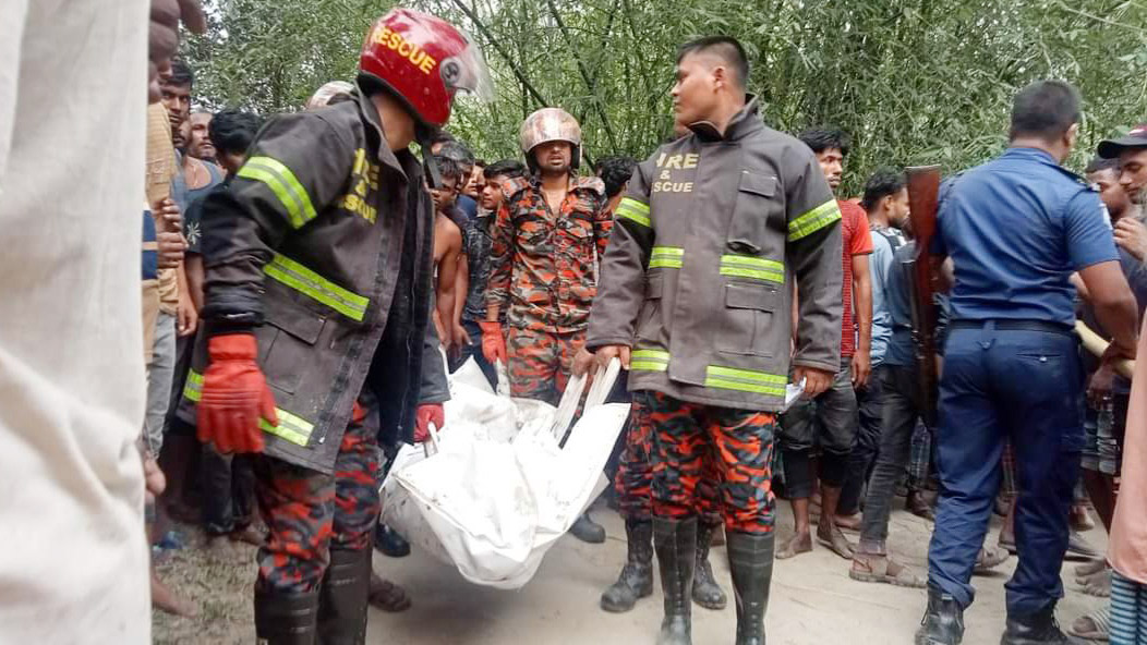 সাদুল্লাপুরে পাথরবোঝাই ট্রাক্টর পুকুরে, প্রাণ গেল চালকের