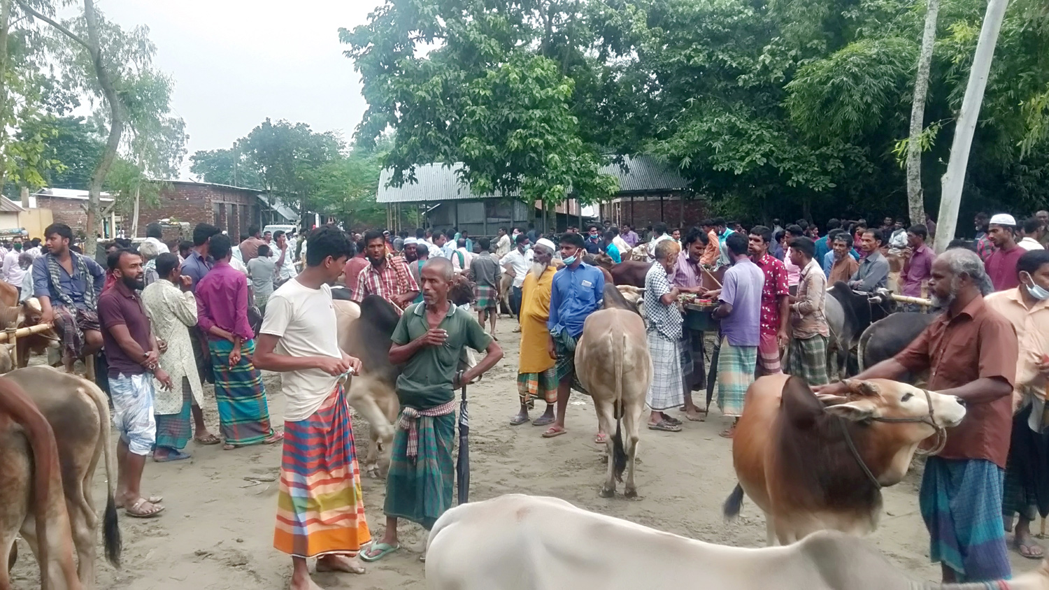 জামালপুরের গ্রামীণ হাট-বাজারে মানা হচ্ছে না স্বাস্থ্যবিধি, কেউ পরছে না মাস্ক