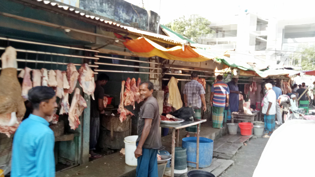 ফুটপাত সড়কে মাংস ব্যবসা