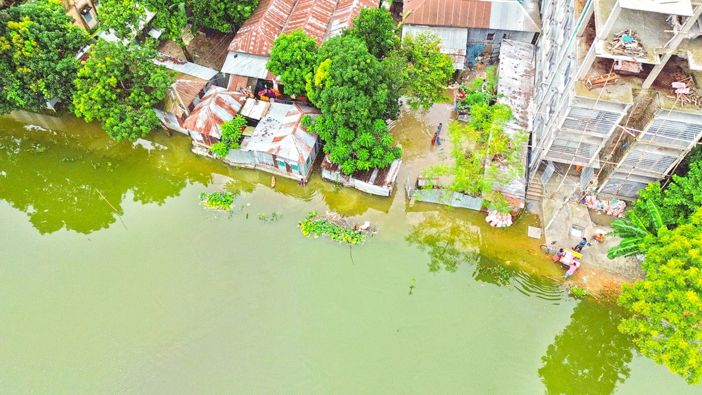 সিরাজগঞ্জের তাড়াশ: বৃষ্টিতে জলাবদ্ধ পৌরসভা, দুর্ভোগ