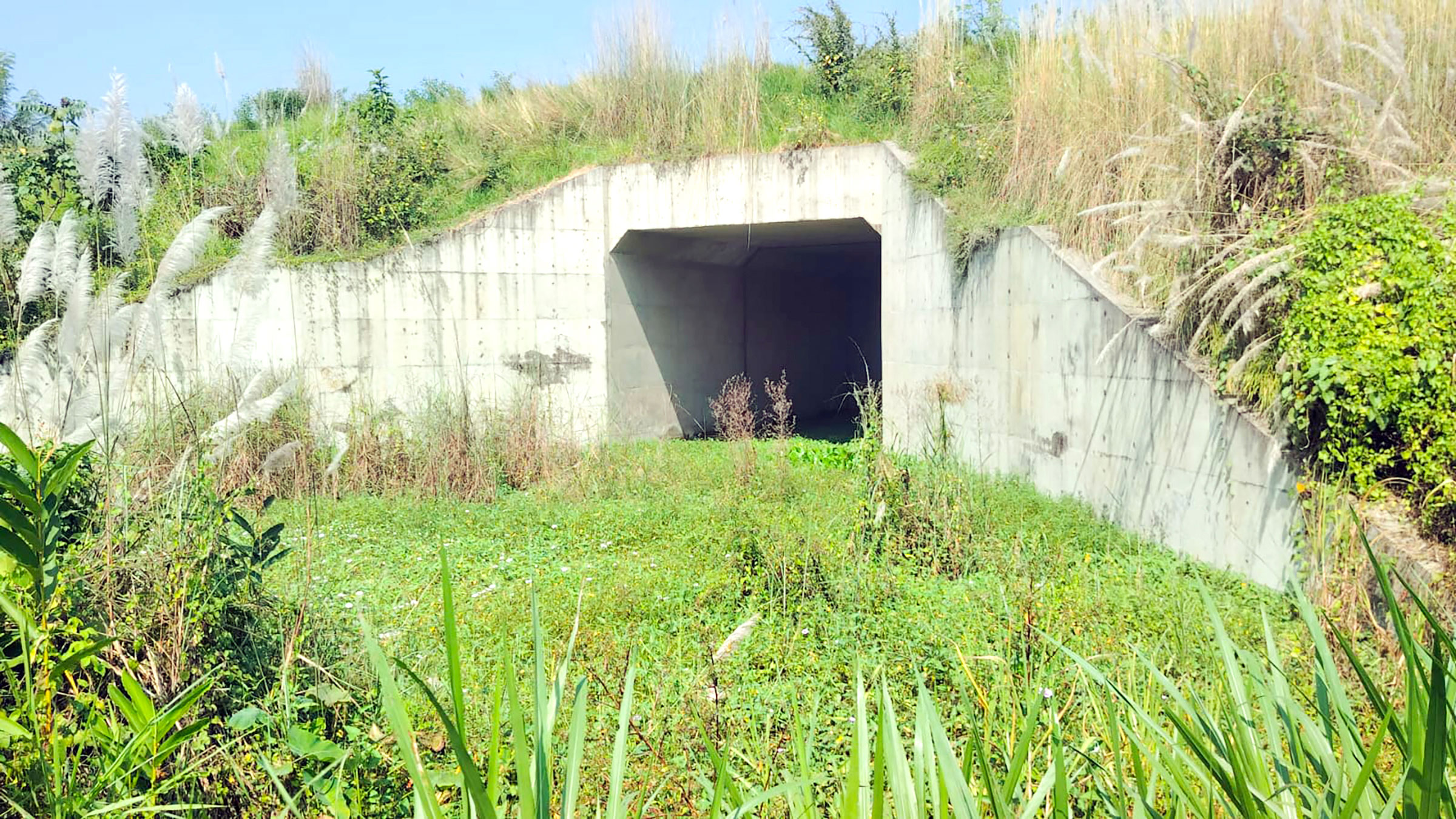 রেললাইনের কালভার্টের উচ্চতা বেশি হওয়ায় পানি নামতে পারছে না। ছবি: আজকের পত্রিকা