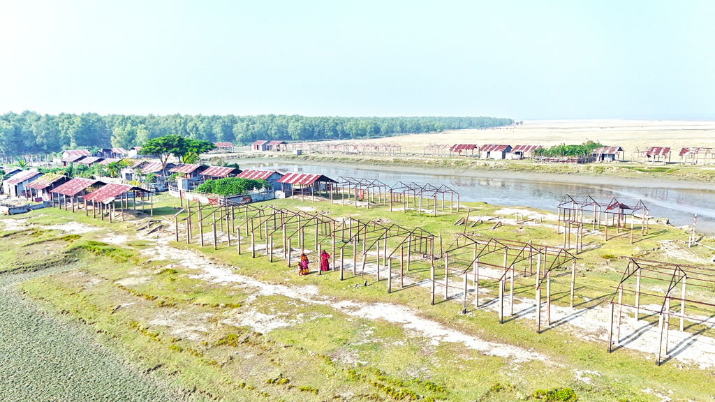 মেরামতের অভাবে চরে মিশে গেল দুই গুচ্ছগ্রাম