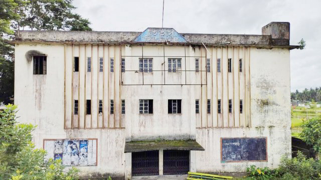 হলভর্তি দর্শকের করতালি এখন শুধুই স্মৃতি