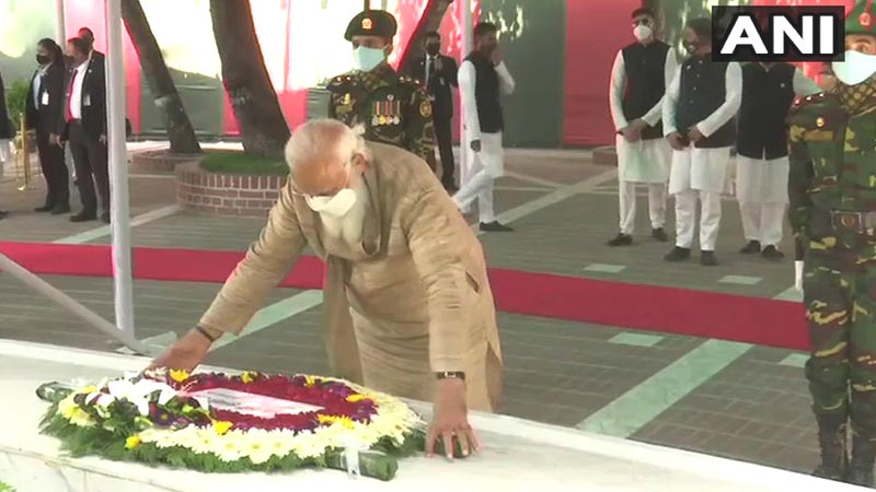 টুঙ্গিপাড়ায় বঙ্গবন্ধুর সমাধিতে নরেন্দ্র মোদির শ্রদ্ধা