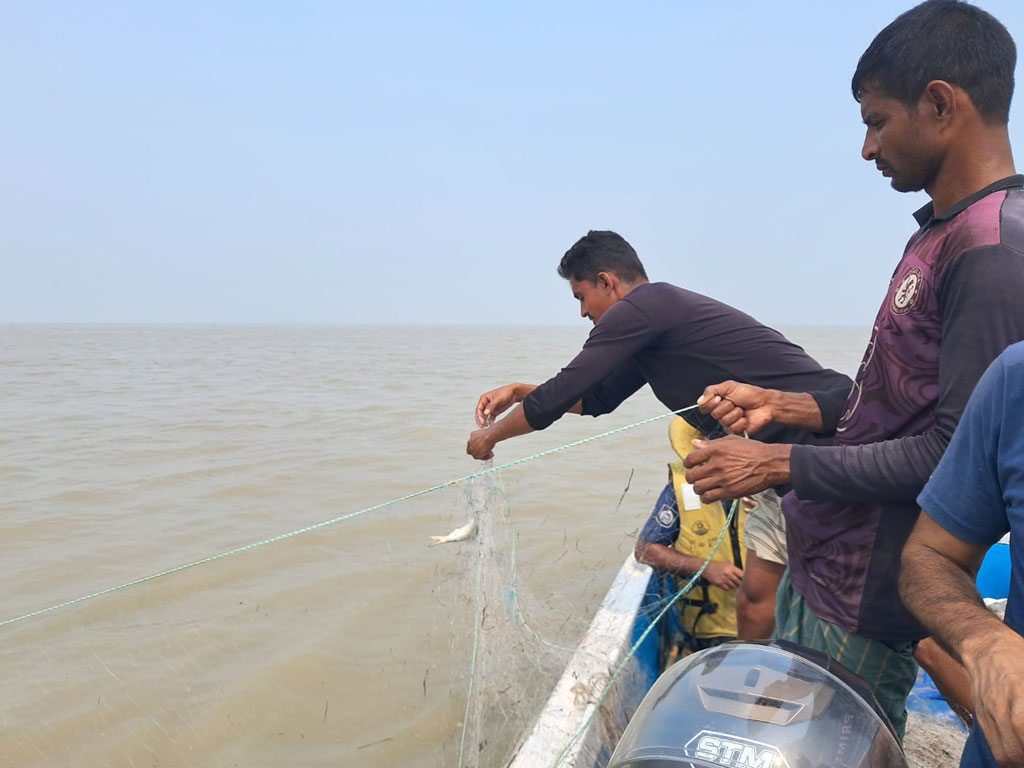 শিবচরে ৮২ হাজার মিটার জাল জব্দ, ৫ জেলের জরিমানা