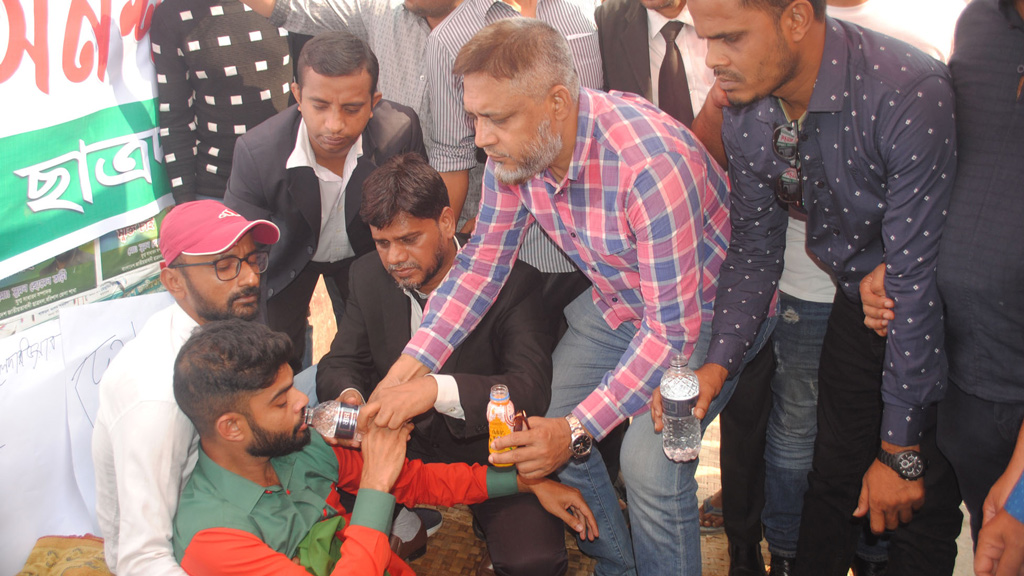 অনশনরত ৪ ছাত্রদল নেতা হাসপাতালে