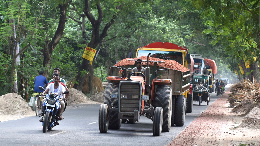 মহাসড়কে নিষিদ্ধ যানের দৌরাত্ম্য