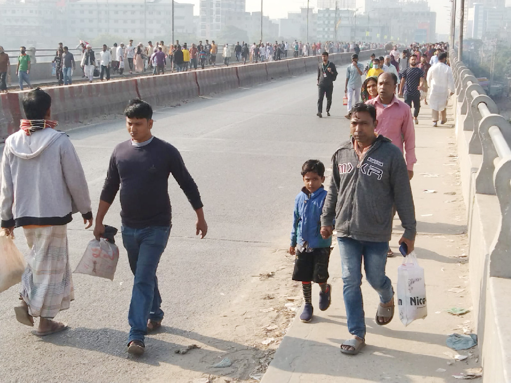 রাজধানীরাজধানীতে গণপরিবহন নেই বললেই চলে। পায়ে হেঁটেই কর্মস্থলে যাচ্ছেন রাজধানীর বিভিন্ন কর্মজীবী মানুষ। বাবুবাজার ব্রিজ, কেরানীগঞ্জ, ঢাকা, ১০ ডিসেম্বর ২০২২। ছবি: আলী হোসেন মিন্টু