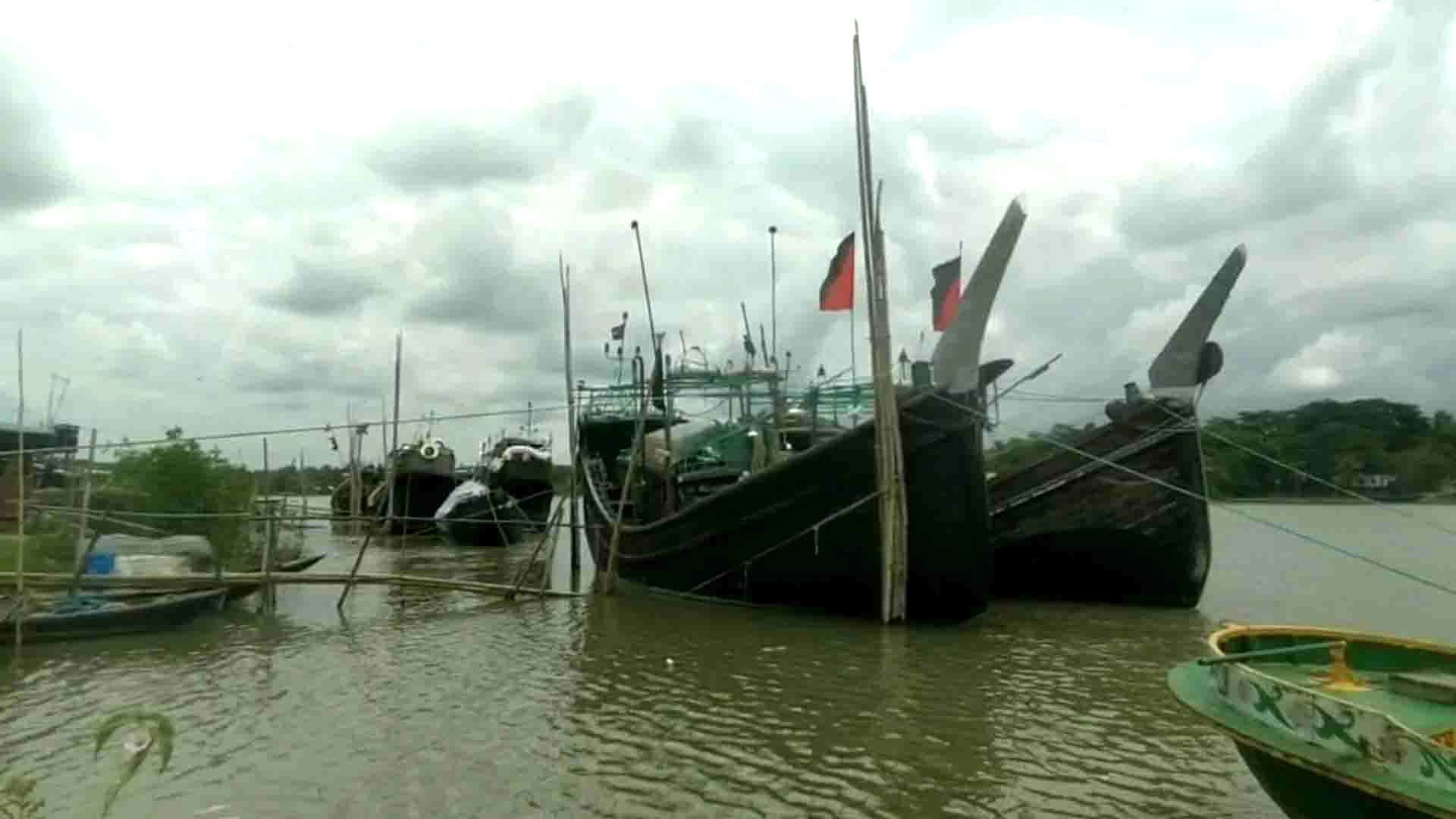 ঘূর্ণিঝড় ইয়াসের প্রভাবে উপকূলে গুঁড়ি গুঁড়ি বৃষ্টি