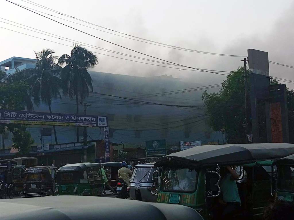 চট্টগ্রামে সাড়ে ৩ ঘণ্টা পর জুতার কারখানার আগুন নিয়ন্ত্রণে