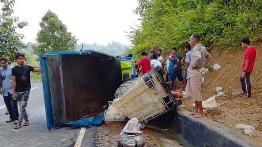 মহালছড়িতে পিকআপ উল্টে আহত ৫ 