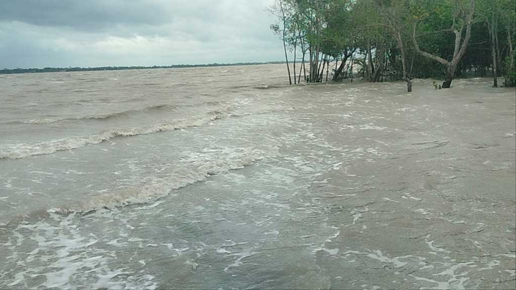 ১০২ কিমি বেগে উপকূলে ঘূর্ণিঝড় রিমালের আঘাত, জোয়ার-জলোচ্ছ্বাসে প্লাবণ