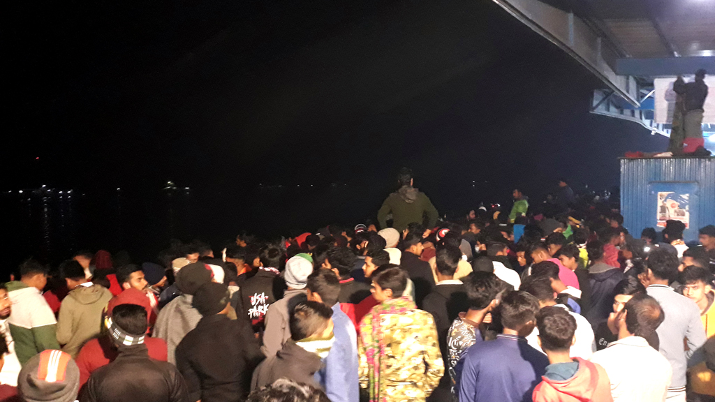 নেতাদের নিয়ে মানামীর যাত্রা