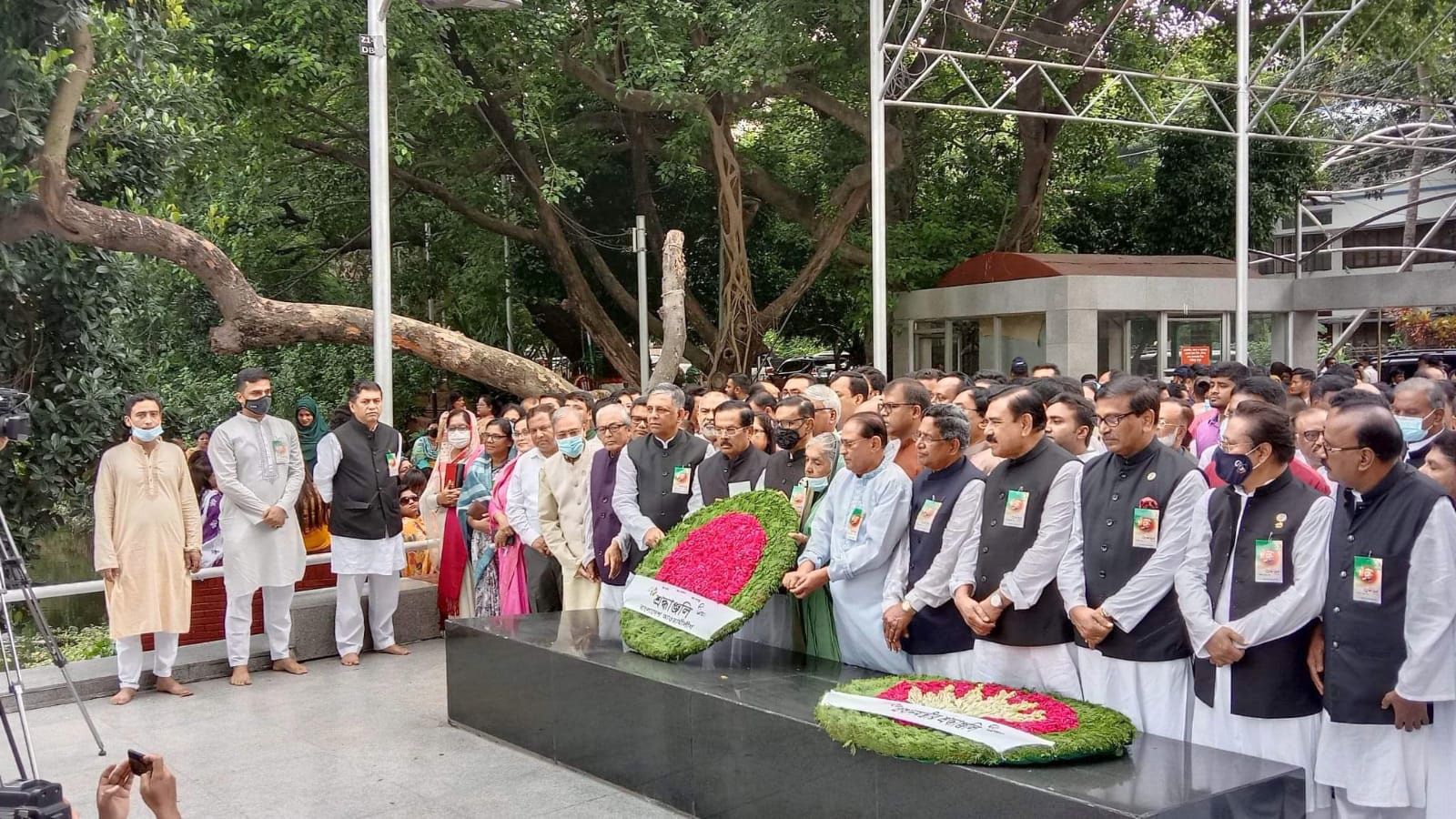 বঙ্গবন্ধুর প্রতিকৃতিতে আ.লীগের শ্রদ্ধা