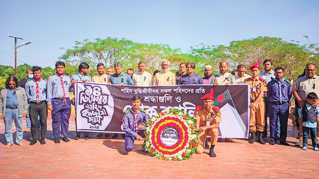 কুমিল্লা বিশ্ববিদ্যালয়ের শিক্ষক-শিক্ষার্থীরা কালো ব্যাজ ধারণ করে শোক র‍্যালি শেষে শহীদ মিনারে ফুল দিয়ে শ্রদ্ধা নিবেদন করেন। ছবি: আজকের পত্রিকা