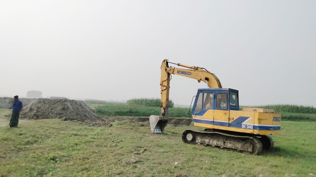 ইসলামপুরে রাস্তার ঠিকাদারের বিরুদ্ধে জোর করে মাটি কেটে নেওয়ার অভিযোগ