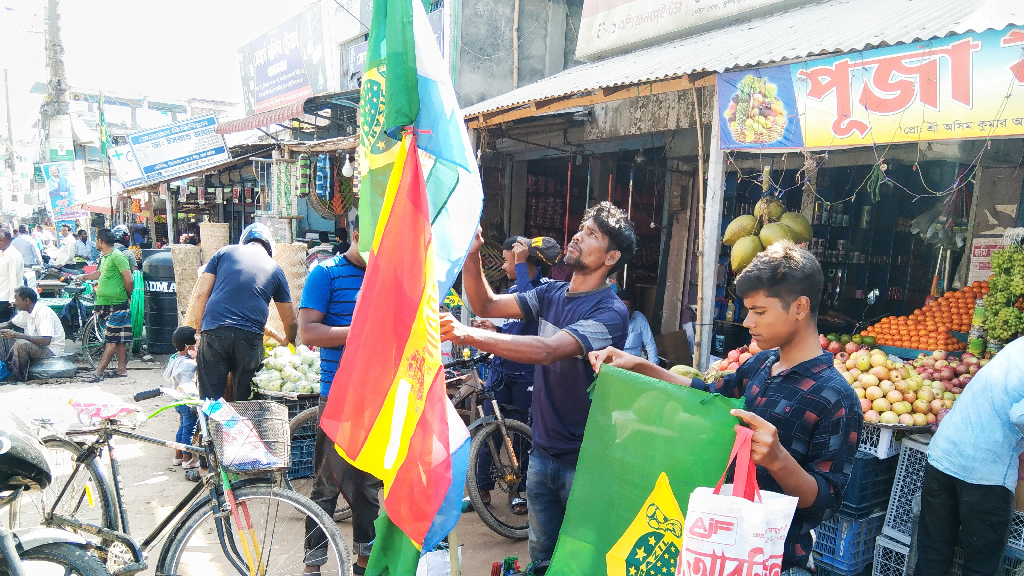 বিশ্বকাপের উন্মাদনার সঙ্গে বাড়ছে পতাকা বিক্রি  