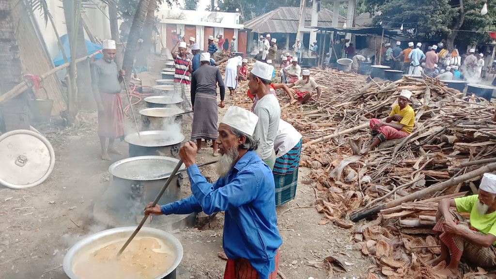 জয়পুরহাটে নবান্ন উপলক্ষে আস্তানায়ে চিশতিয়ায় ৯০ মণ চালের ক্ষীর বিতরণ 