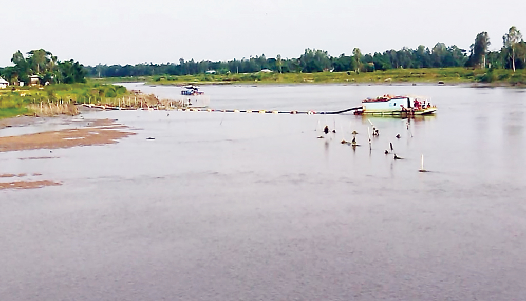 ভাঙন এলাকা থেকে বালু তুলে ভরা হচ্ছে ব্যাগে