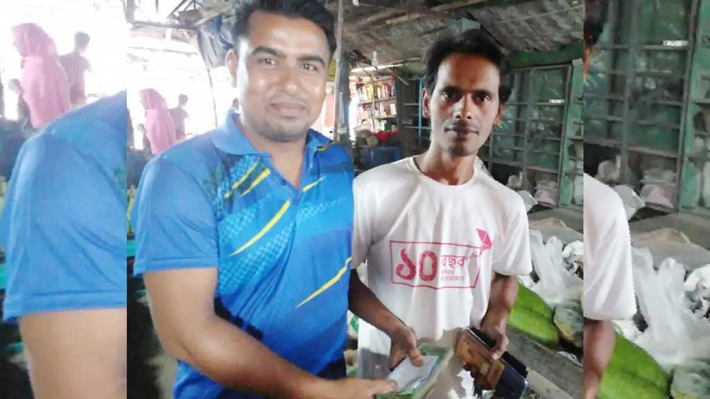 ভুলে মোবাইলে আসা ১ লাখ টাকা ফেরত দিয়ে প্রশংসিত যুবক