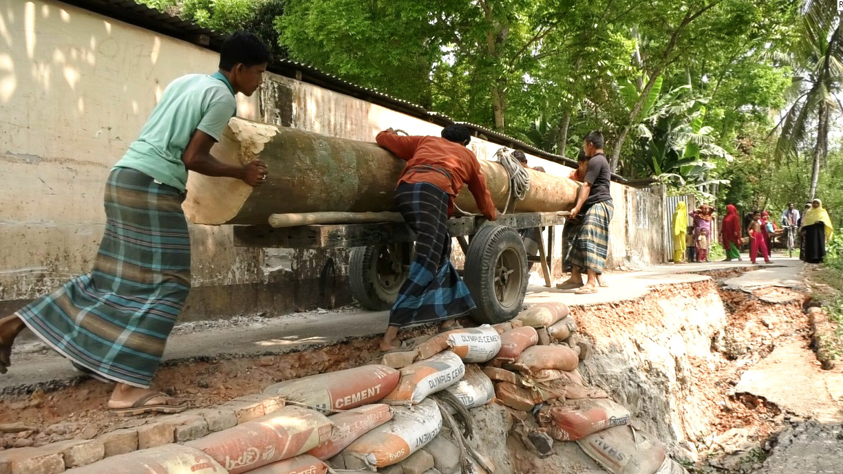 দেড় ফুট ভাঙলেই বন্ধ চলাচল