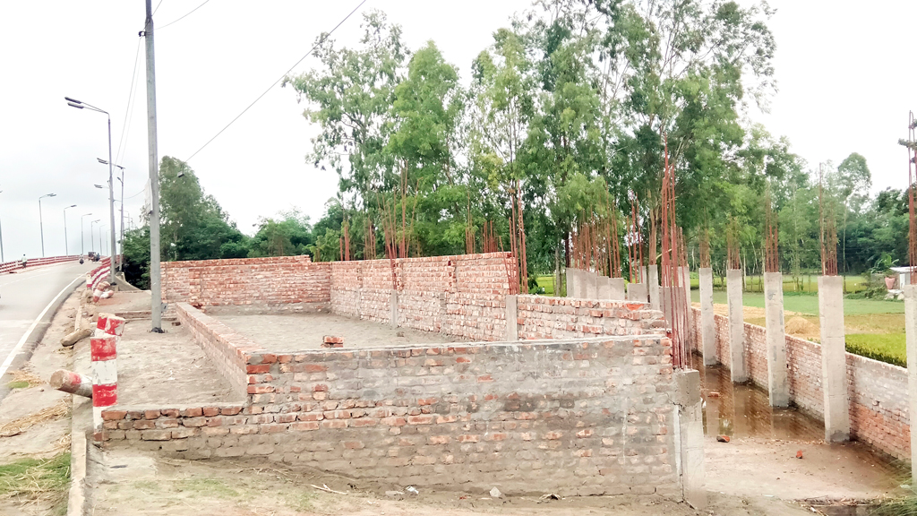 পাড় দখল করে স্থাপনা ঝুঁকিতে শতকোটির সেতু