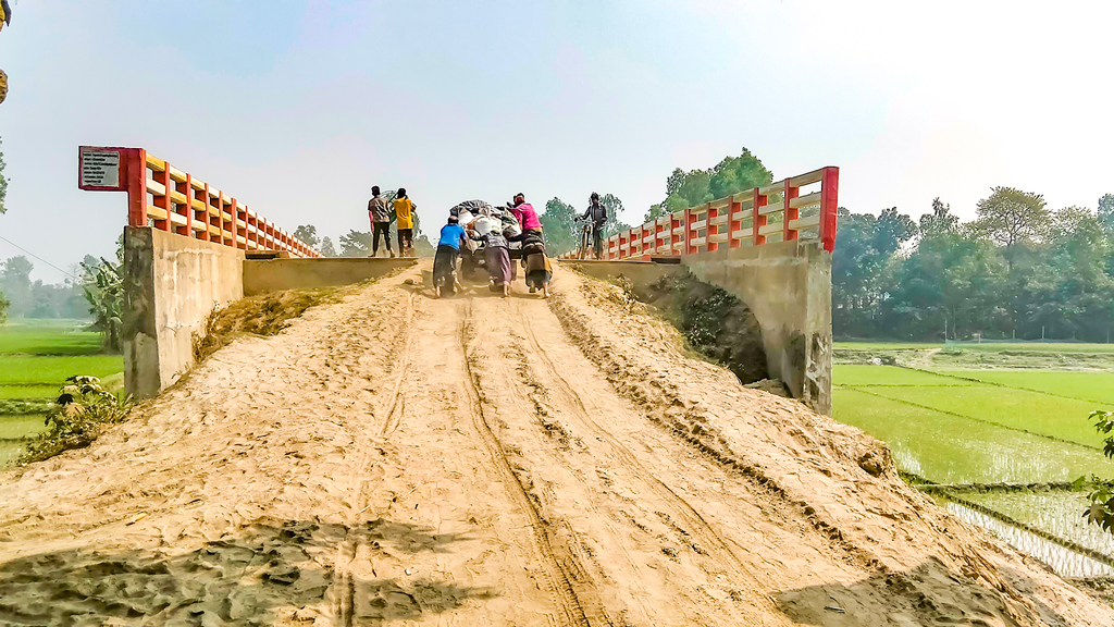 ১৫ ফুট উঁচু পথ মাড়িয়ে উঠতে হয় সেতুতে