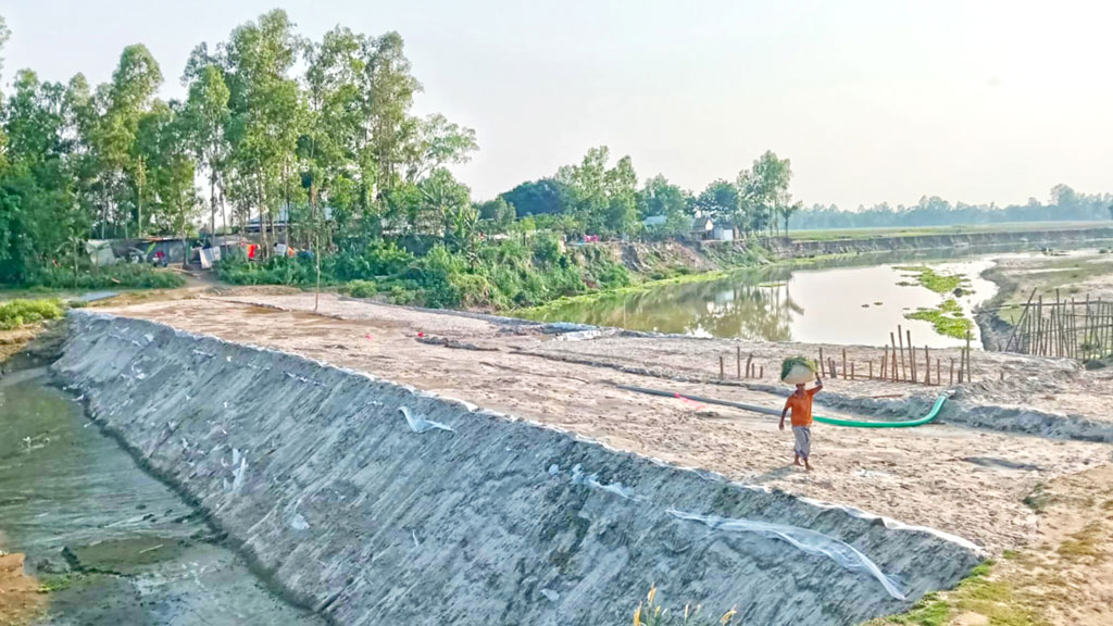 দুই উপজেলার বিরোধে পাল্টাপাল্টি বাঁধ নদীতে