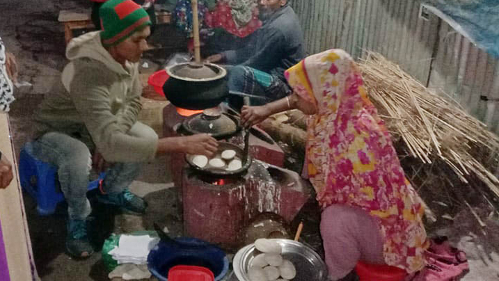 শীতে জমেছে পিঠার দোকান