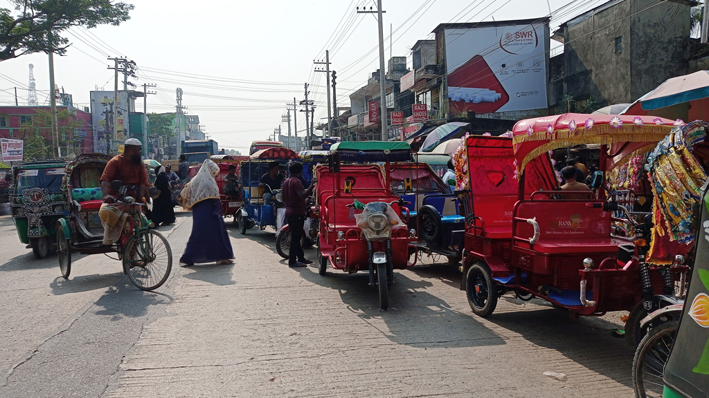 মহাসড়কে অটোরিকশা স্ট্যান্ড