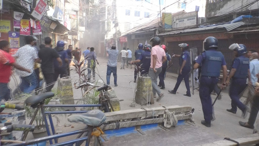 বগুড়ায় পুলিশের সঙ্গে ছাত্রদল এবং যুবলীগের সঙ্গে বিএনপির পাল্টাপাল্টি ধাওয়া