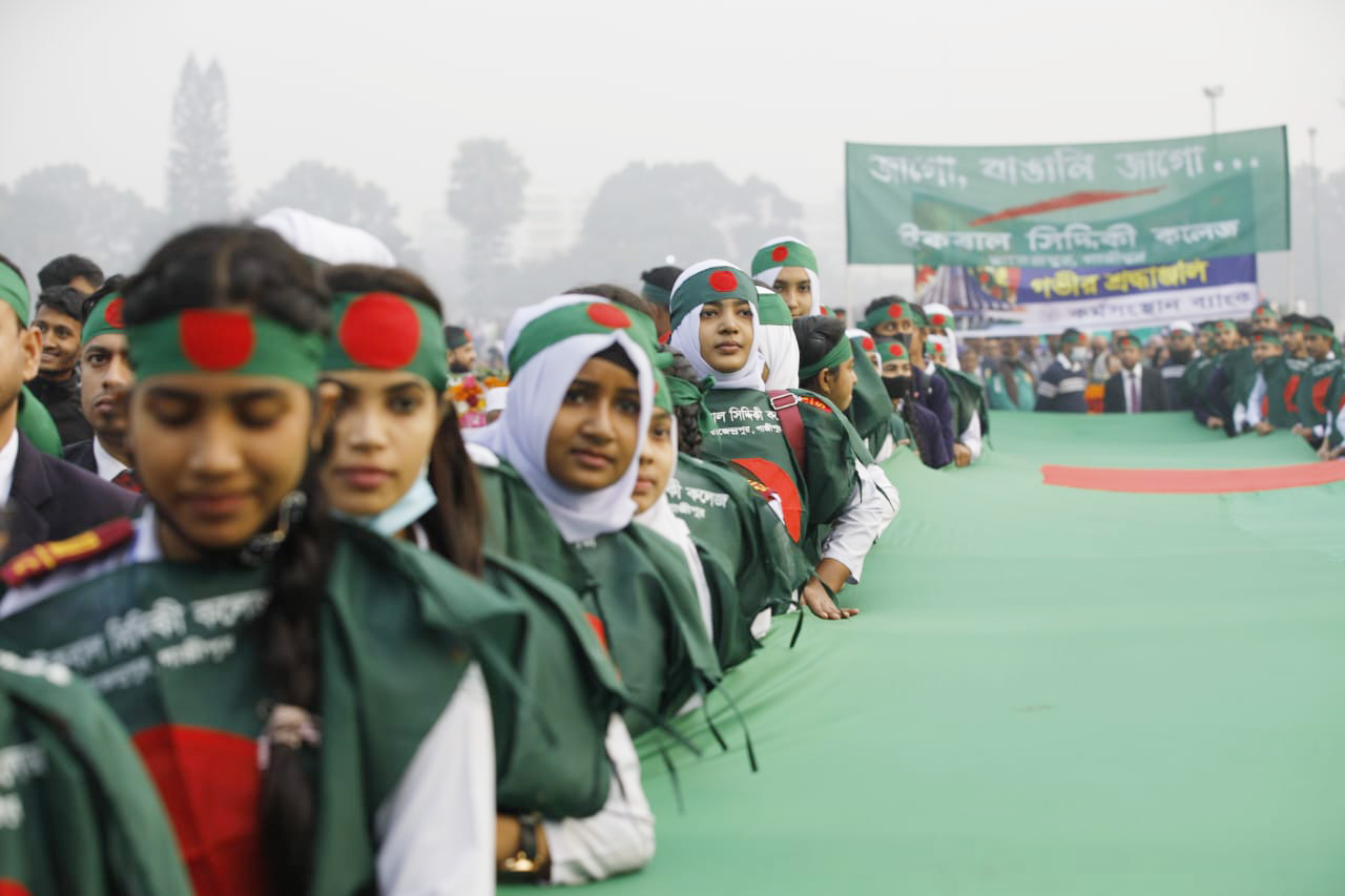 বিভিন্ন শিক্ষাপ্রতিষ্ঠান থেকে শিক্ষার্থীরা এসেছে শহীদদের প্রতি শ্রদ্ধা জানাতে।