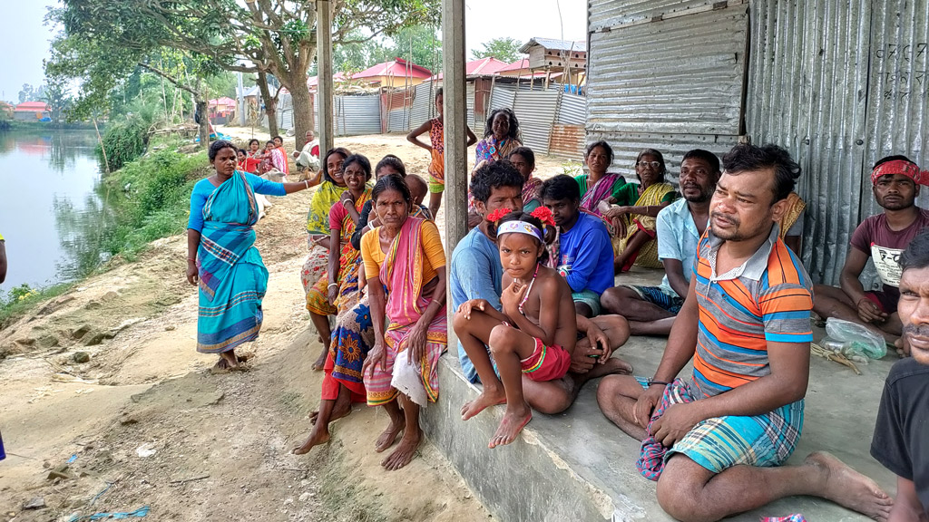 ঘরে উঠতে পারছে না ১২ সাঁওতাল পরিবার