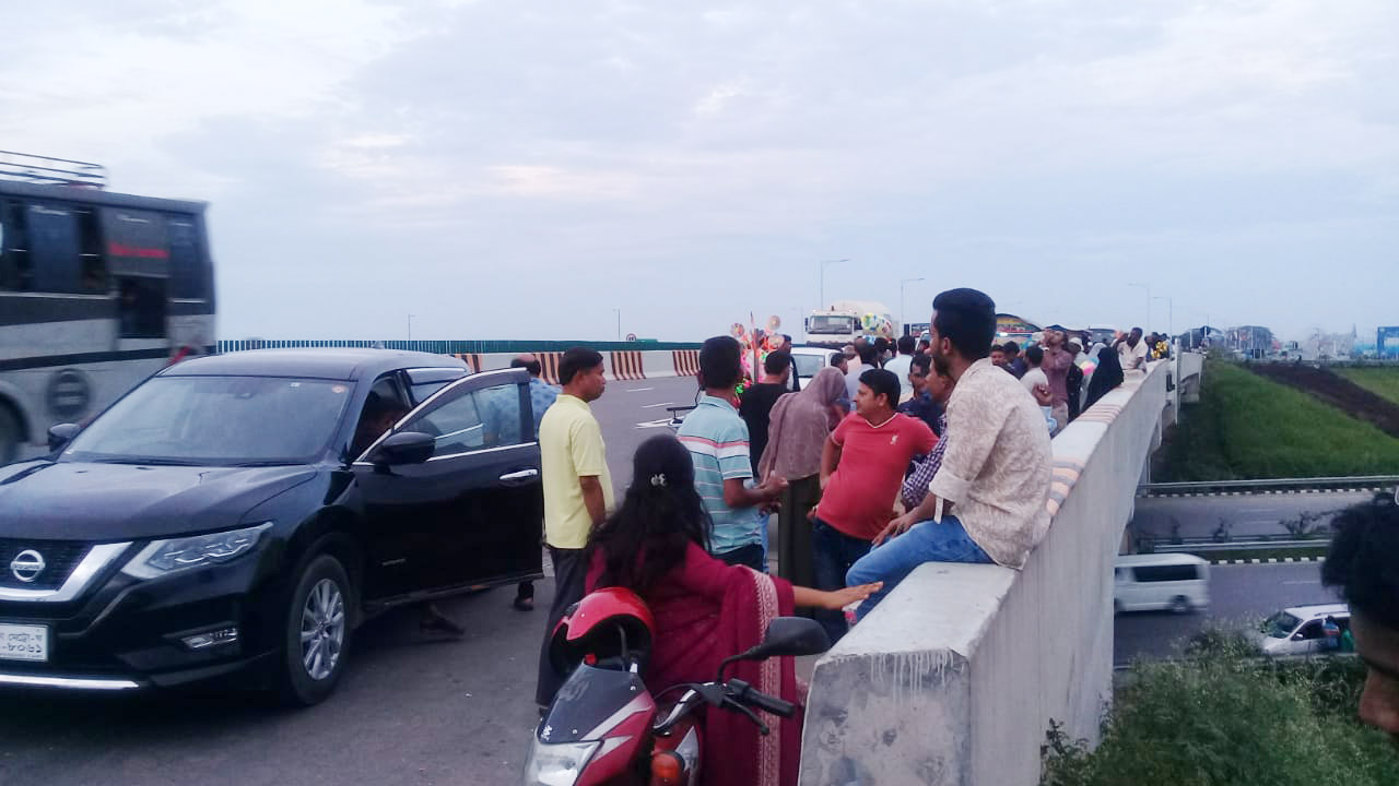 ভাঙ্গা ইন্টারসেকশন: দৃষ্টি কেড়েছে পর্যটকদের, আছে ঝুঁকিও