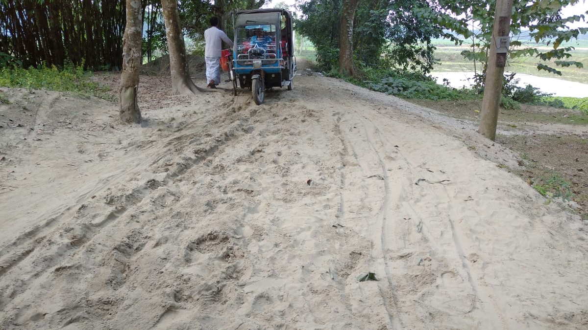 দুই কিলোমিটার কাঁচা রাস্তায় চরম দুর্ভোগ