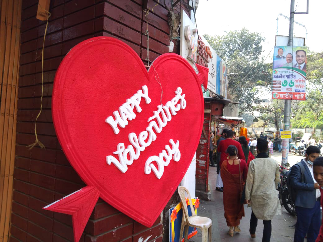 দোকানে ঝুলছে ভালোবাসা দিবসের উপহার। হয়তো কোনো প্রেমিক পুরুষ কিনে নেবেন এই হৃদয়। 