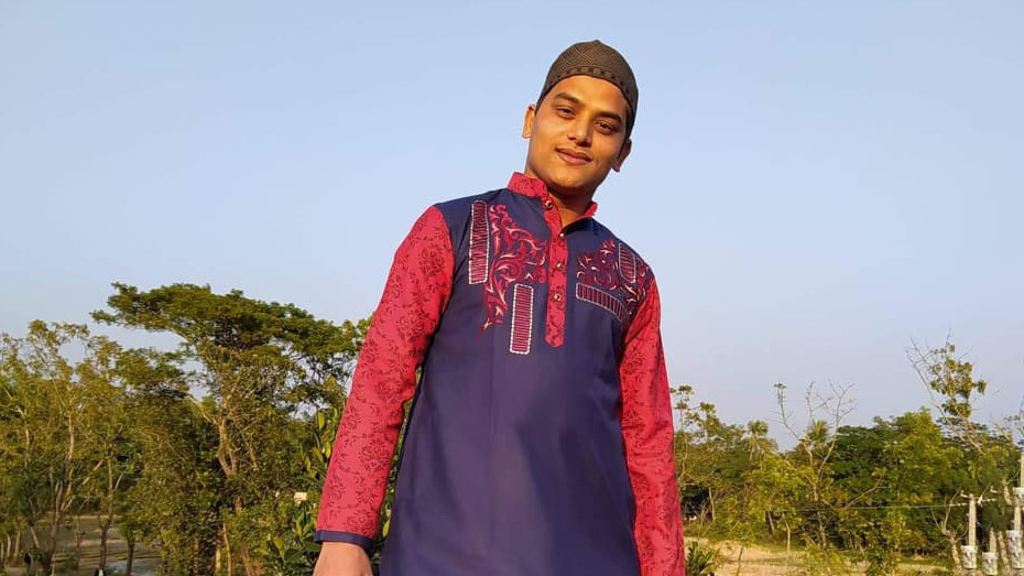 কিছু বুঝে উঠার আগেই দেয়ালটি এসে পড়ে পথচারীর ওপর
