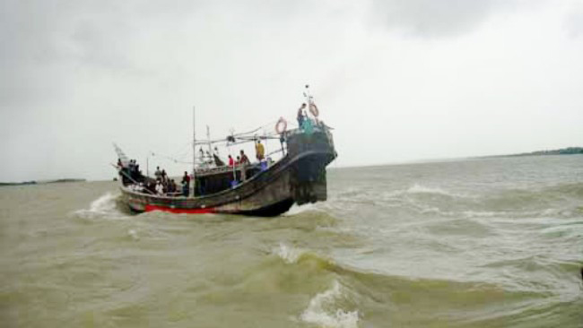 বঙ্গোপসাগরে ঝড়ের কবলে চুরমার ৪ ফিশিং ট্রলার, ৩ মাঝিমাল্লা নিখোঁজ