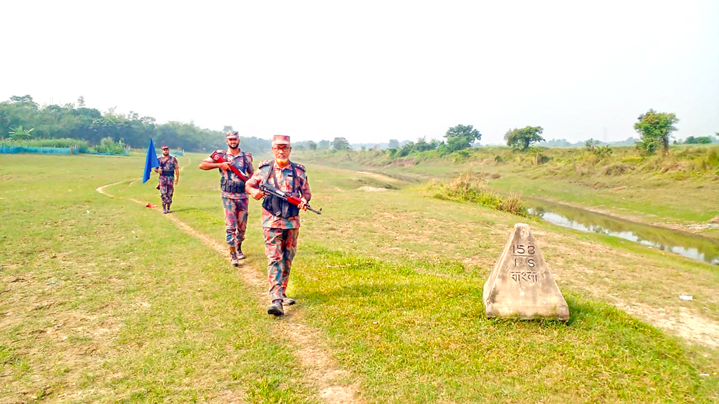 কুষ্টিয়ার দৌলতপুর সীমান্ত: মাদকের সঙ্গে আসছে অস্ত্রও