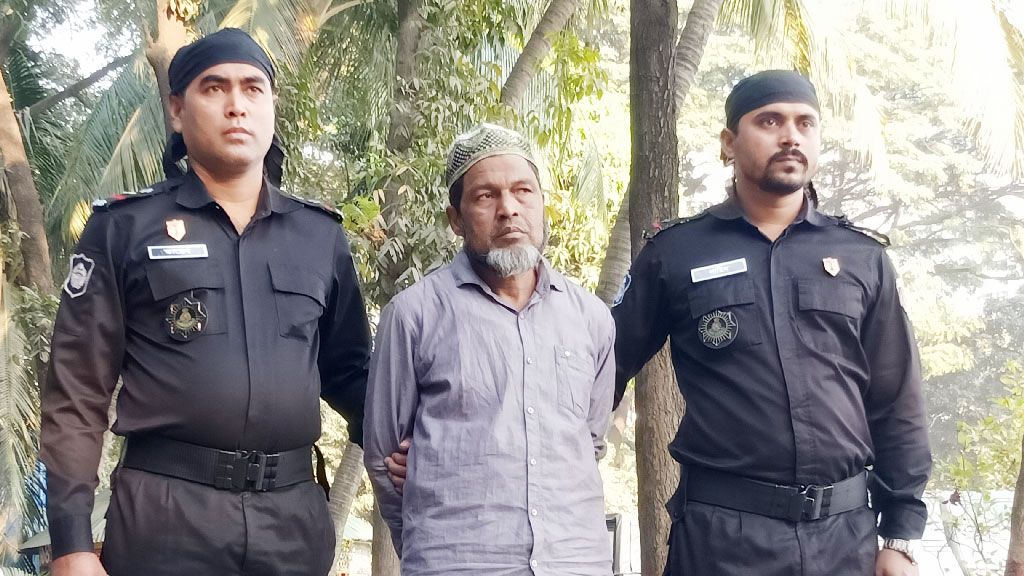সেনাবাহিনী, পুলিশ, সাংবাদিক সবই তিনি!