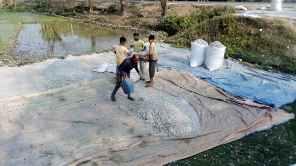 সৈয়দপুরে নিষিদ্ধ পলিথিন কারখানা, দুর্ঘটনার শঙ্কা