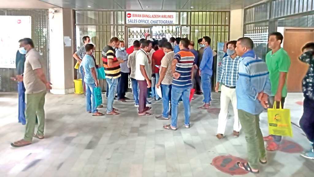 দুবাই যেতে প্রবাসীদের বিড়ম্বনা