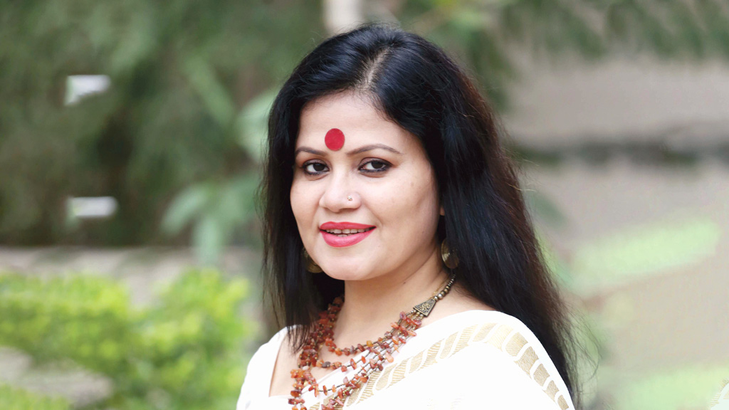 গানে মনোযোগী অভিনয়ের বকুল