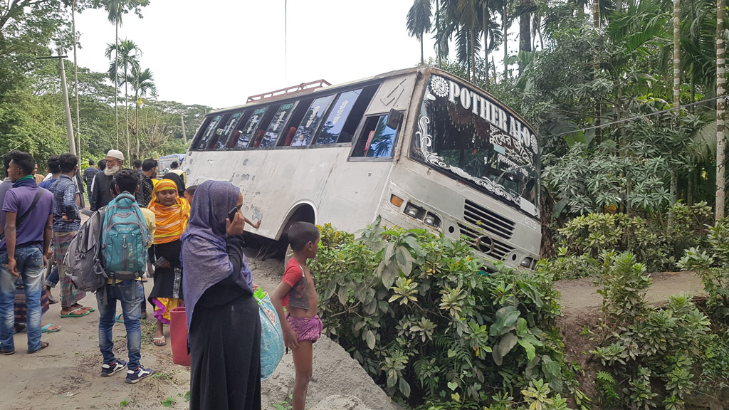 যাত্রীসহ ছিটকে গেল বাস, আহত ১০