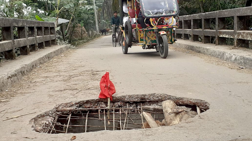 লালমোহনে ভাঙা ব্রিজে ঝুঁকি নিয়ে চলছে এলাকাবাসী