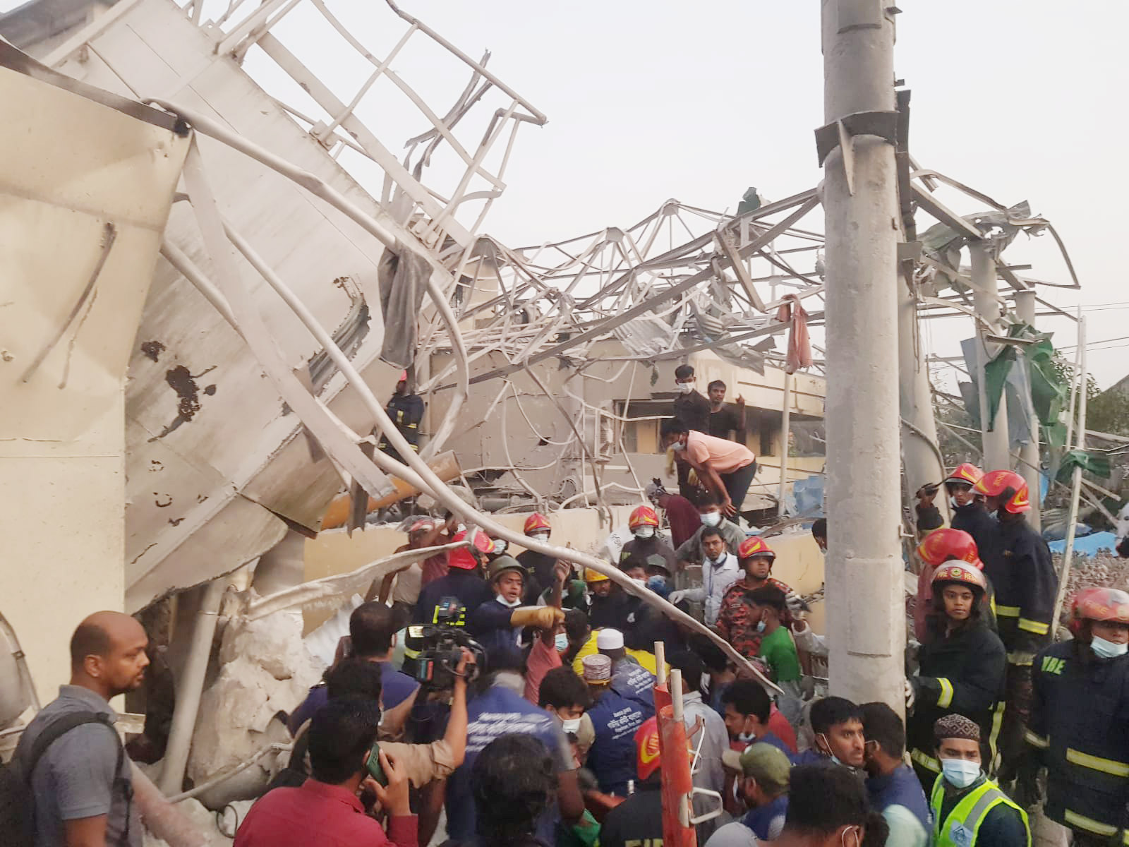 ছবিতে সীতাকুণ্ডে অক্সিজেন প্ল্যান্ট বিস্ফোরণ  